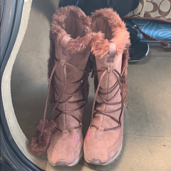 Shoes - Women’s Nike snow boots
